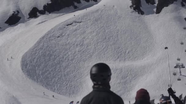 눈 산의 풍경입니다. 슬로프. 스노우 보더와 스키어 연예인입니다. 화창한 날입니다. 자연 — 비디오