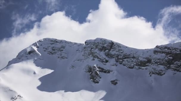 SOCHI, RUSIA - 1 DE ABRIL DE 2016: Paisaje de montañas nevadas en la estación de esquí. Cielo azul. Nubes. Naturaleza. Nadie. . — Vídeo de stock