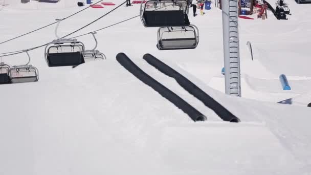 Sochi, Oroszország - április 1, 2016: Snowboardos Ugrás a fekete csövek. Ugródeszka. Sí resort. Hegyek. Sífelvonó. — Stock videók