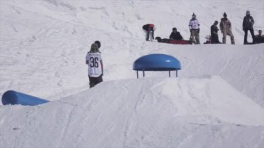 Sochi, Rusya Federasyonu - 2 Nisan 2016: Snowboarder sıçrama sıçrama tahtası, üzerinden yapmak ters çevir. Kayak Merkezi. Güneşli. Aktif spor