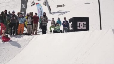 Sochi, Rusya Federasyonu - 1 Nisan 2016: Snowboard Sürüş sıçrama tahtası üzerinde basketbol sepet takla olun. İnsanlar