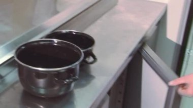 Şeffaf konteyner üzerinden temizlenmiş almak midye tava koyun buzdolabı sürahi ölçerek yemek.