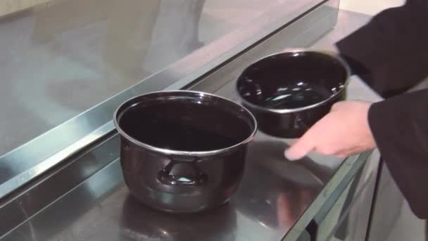 Cook utmärker pan på bordet. Ta rengjorda musslor ut behållaren genom att mäta kannan från kylskåpet. Restaurang — Stockvideo