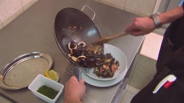 Bucătar pus midii gata, creveți fel de mâncare de la wok tigaie de lamă de lemn. Bucătărie restaurant . — Videoclip de stoc