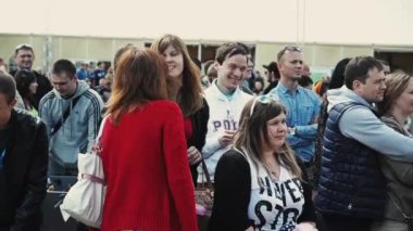 Saint Petersburg, Rusya - 6 Eylül 2014: Şirket arkadaşlarım kahkaha kalabalığın arasında. Seyirci. Yaz Festivali. Güneşli gün.