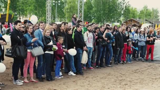 Sint-Petersburg, Rusland - 6 September 2014: Blijf menigte van mensen op straat. Publiek. Zomerfestival. Zonnige dag. Kinderen — Stockvideo