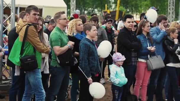 Sint-Petersburg, Rusland - 6 September 2014: Verliefd paar blijven onder de menigte. Publiek. Zomerfestival. Zonnige dag. Kinderen — Stockvideo