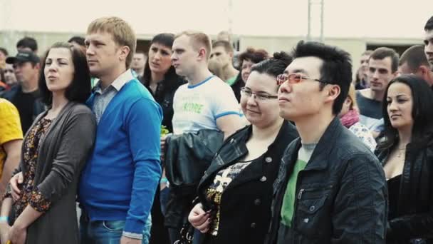 상트페테르부르크, 러시아-2014 년 9 월 6 일: 사람들의 군중은 거리에 있어. 여름 축제입니다. 화창한 날입니다. 사랑 커플에 — 비디오