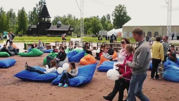 Saint petersburg, russland - 6. September 2014: Viele Menschen liegen auf riesigen Sitzsäcken auf Sand im Park. Sommerfest. Publikum — Stockvideo