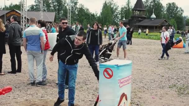 Saint Petersburg, Rusya Federasyonu - 6 Eylül 2014: Erkekler hassas şişme stand gücüyle tokmak tarafından bump. Yaz Festivali — Stok video