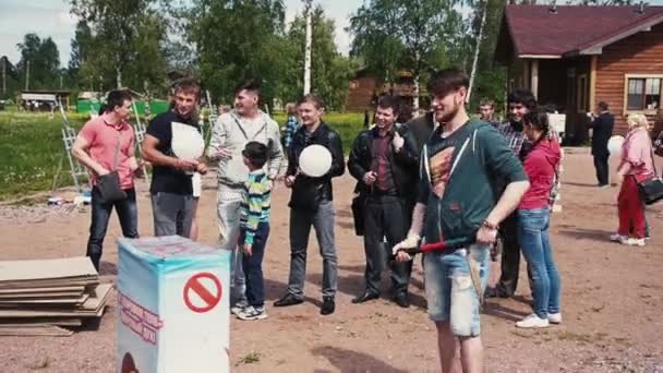 Petersburg, Rosja - 6 września 2014: Bump młody człowiek z siłą na wrażliwe stand by maul. Lato fest. Park. — Wideo stockowe