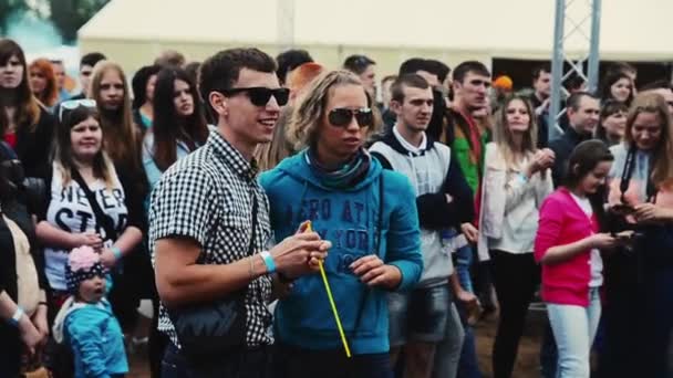 Sankt Petersburg, Rosja - 6 września 2014: Młoda para w okulary pobytu w parku wśród innych użytkowników. Letni festiwal. — Wideo stockowe