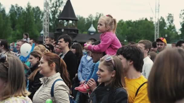 Petersburg, Rosja - 6 września 2014: Mała dziewczynka siedzieć na barkach tata wśród tłumu ludzi na letni festiwal. — Wideo stockowe