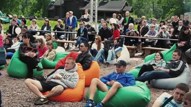 Saint petersburg, russland - 6. September 2014: Viele Menschen liegen auf riesigen Sitzsäcken im Sand und applaudieren. Sommerfest. sonniger Tag — Stockvideo