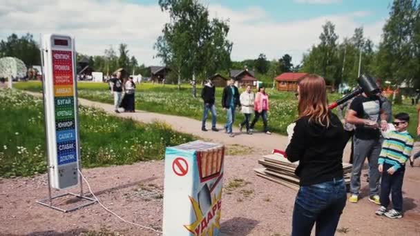 Sankt Petersburg, Ryssland - September 6, 2014: Ung flicka bula med kraft på känsliga uppblåsbara stativ av maul. Sommarfestival — Stockvideo