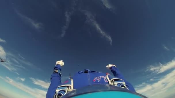 Fallschirmspringer öffnen Fallschirm in blauem Himmel. Szenerie. Adrenalin. über Arizona. — Stockvideo