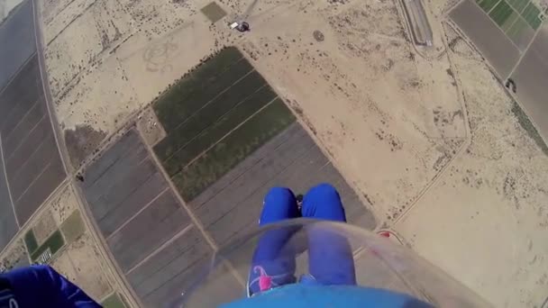 Fallschirmspringen bei blauem Himmel. Szenerie. Adrenalin. über Arizona. Sand. — Stockvideo