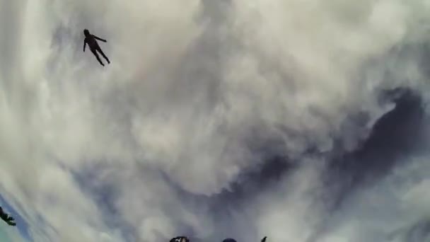 Viele Fallschirmspringer bilden riesige Formationen am bewölkten Himmel. Extrem. arizona. — Stockvideo