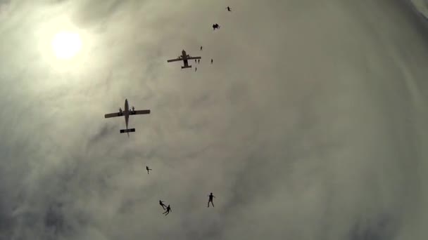 Los paracaidistas saltan del avión por encima de Arizona. Cielo gris. Haciendo formación. Vuelo — Vídeos de Stock