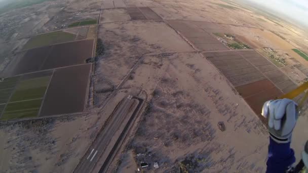 Paracaidista paracaidista sobre arena de arizona. Puesta de sol. Adrenalina. Profesional — Vídeos de Stock