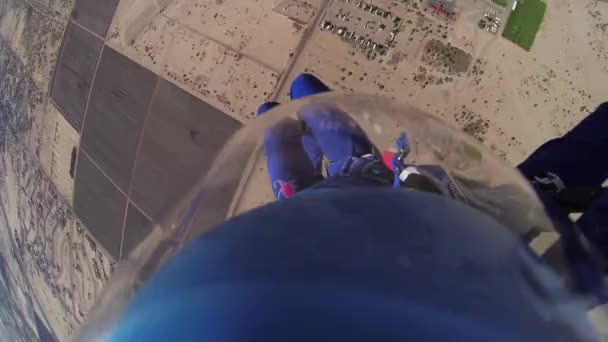 Skydiver paracadutismo sopra Arizona sabbiosa. Orizzonte. Adrenalina. Volo. Tramonto — Video Stock