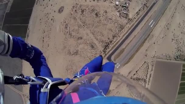 Fallschirmspringer beim Fallschirmspringen über Arizona. Szenerie. Adrenalin. Sand. sonniger Tag — Stockvideo