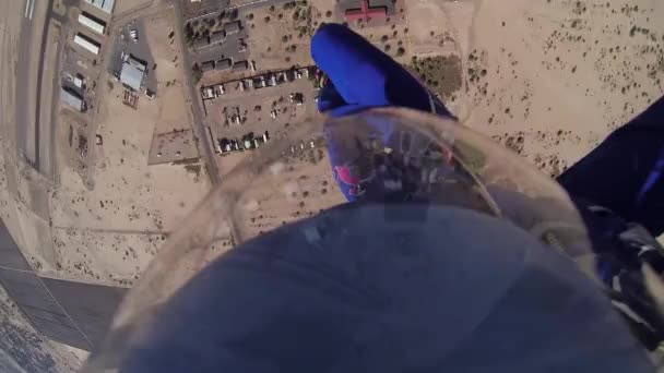 Skydiver paracadutista sopra sabbie di Arizona. Paesaggio. Adrenalina. Tramonto . — Video Stock