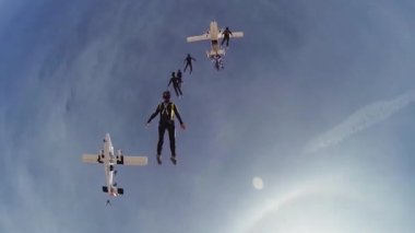 Skydivers mavi gökyüzünde düşen uçak atlamak. Oluşumu olun. Güneş Extreme