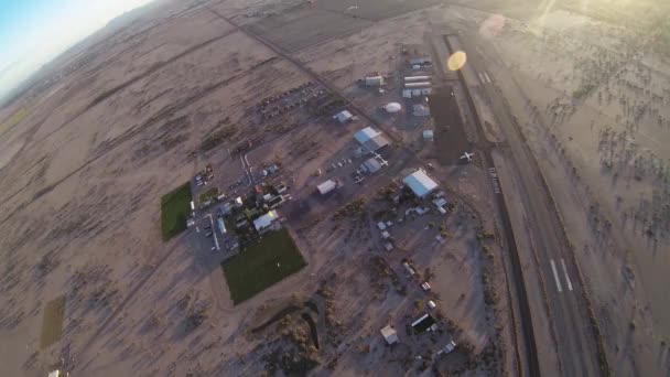 Fallschirmspringer beim Fallschirmspringen über Sand von Arizona. Horizont. Adrenalin. Sonnenuntergang. — Stockvideo