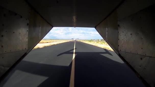 Vue des avions roulent sur la piste. Vitesse. Transport. Jour d'été. Décollage — Video