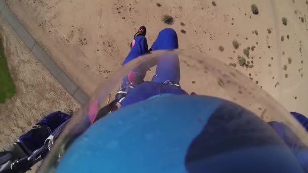 プロのスカイダイバーがアリゾナ上記パラシュートします。風景です。アドレナリン。着陸 — ストック動画