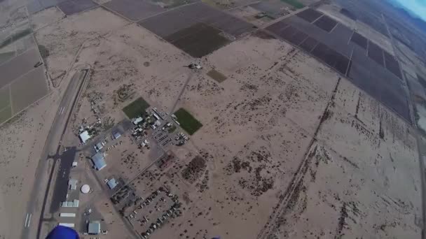 专业跳伞机跳伞飞越亚利桑那州上空。景观。晴天。晴天 — 图库视频影像