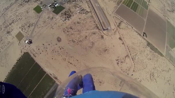 Skydiver parachutespringen in blauwe hemel. Landschap. Adrenaline. Boven arizona. Sands — Stockvideo