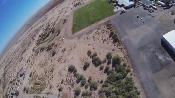 Professionella fallskärmshoppare fallskärm över arizona. Landskap. Solig dag. Landning — Stockvideo