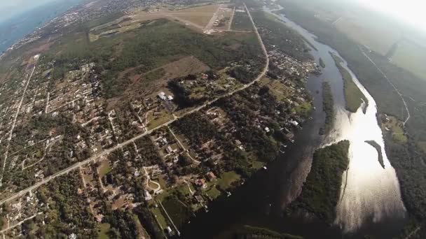 Profesionální parašutista s padákem nad flatland. Přepínač na šířku. Slunečný den. Řeka — Stock video