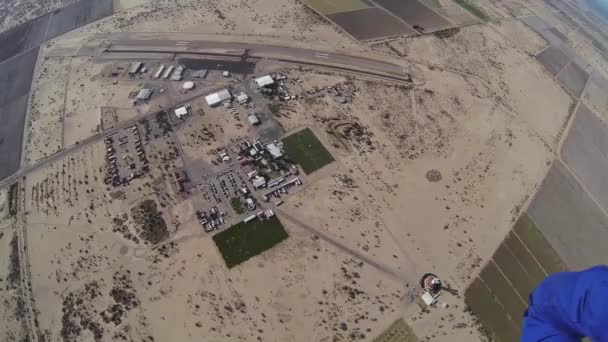 Saltador de paracaídas profesional paracaidista por encima de arizona. Escenario. Altura . — Vídeos de Stock