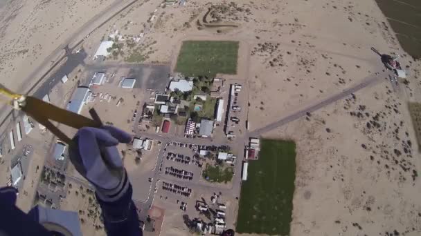 Paracadutista professionista paracadutista sopra Arizona. Paesaggio. Giornata di sole. Orizzonte . — Video Stock