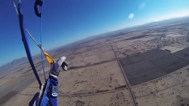 Professionele skydiver parachutespringen boven arizona. Landschap. Blauwe hemel. Zonnige dag — Stockvideo