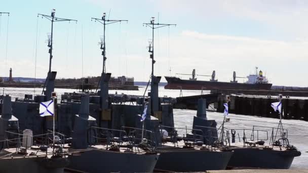 Puerto marítimo con muchos barcos. Una nave flotante. Banderas de St. Andrews. Día soleado — Vídeos de Stock