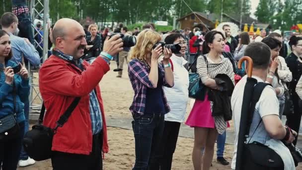 СЕНТ-ПЕТЕРСБУРГ, РОССИЯ - 6 сентября 2014 года: Толпы людей остаются на песке и снимают на камеру. Фотографы. Летний фестиваль — стоковое видео