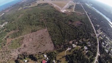 Profesyonel skydiver Woods paraşütle atlama. Manzara. Güneşli bir gün. Uçuş