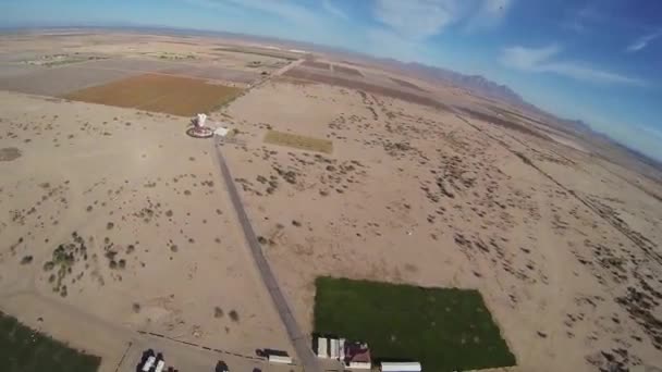 Professionell fallskärm jumper flyger över arizona. Landning. Höjd. Solig dag — Stockvideo