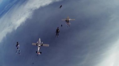 Skydivers mavi gökyüzünde düşen uçaklar atlamak. Oluşumu olun. Aşırı spor