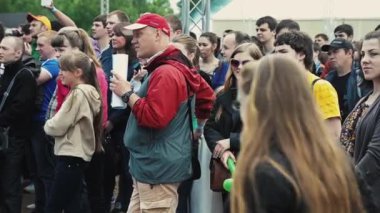 Saint Petersburg, Rusya - 6 Eylül 2014: Kalabalık Park insanlar fiyatına. Yaz Festivali. İçinde aşk çift balon ile