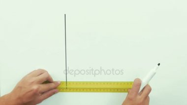 Oklar eksen ve büyüme grafik çizim. Beyaz tahta üzerinde siyah kalemi