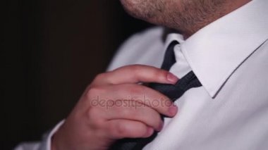 Sakallı adam siyah kravat ve beyaz gömlek doğru yerde. Kutlama. İş adamı. Resmi kıyafetler