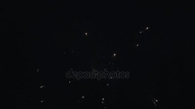 Multi patlayan havai fişek gece gökyüzünde renkli. Havaya uçur. Aydınlatmaları. Flash. Kutlama olay.