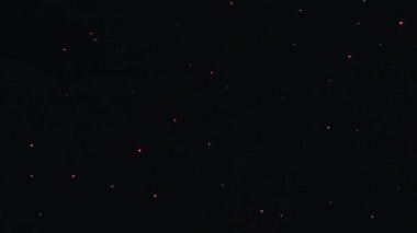 Multi patlayan havai fişek gece gökyüzünde renkli. Havaya uçur. Aydınlatmaları. Düşen ışıkları. Kutlama