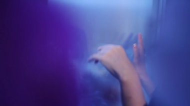 Güzel saç modeli genç kadınla yatmak için panoramik pencere. Bekliyorum. Üzüntü. Soğuk tonları