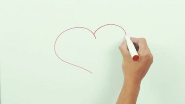 Elle çizilmiş, mum boya kalp şekli beyaz tahta üzerinde izole.